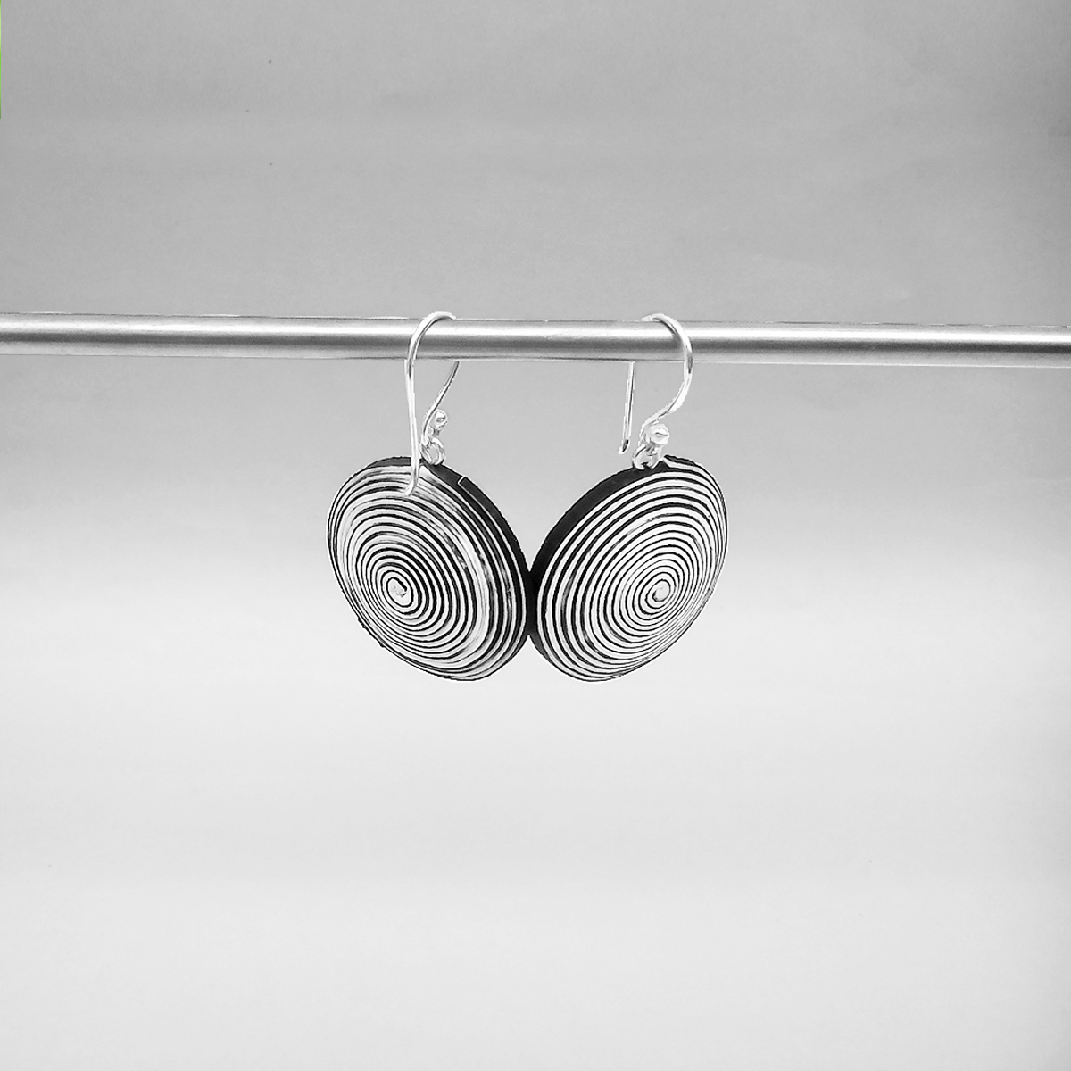 ER20TD-sw_Ohrringe_Ambikha_Tie_Dye_Schwarz-Weiss ER20TD-tsw Ohrringe Ambikha TieDye Schwarz-Weiß